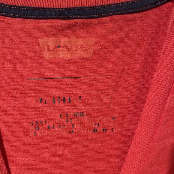 Levi’s vneck one pocket t-shirt - Picture 2 of 3